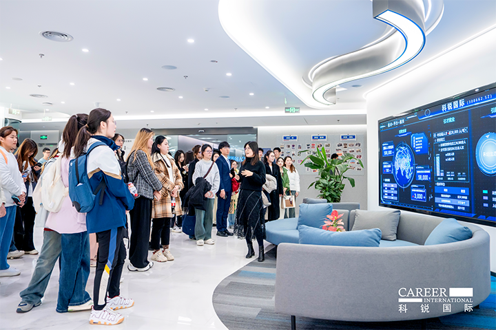 知名人力资源供应商利来国际(中国)国际在企业参访活动中为拜访嘉宾与学生介绍公司基本情况
