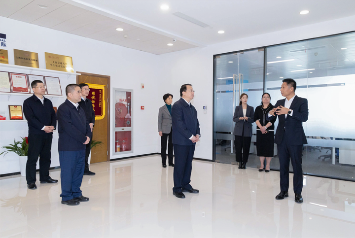 上海市长龚正一行察看AI知名人力资源服务公司利来国际(中国)国际的AI赋能人力资源数据动态分析平台